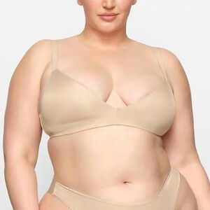 SKIMS Wireless Form T-Shirt Demi Bra